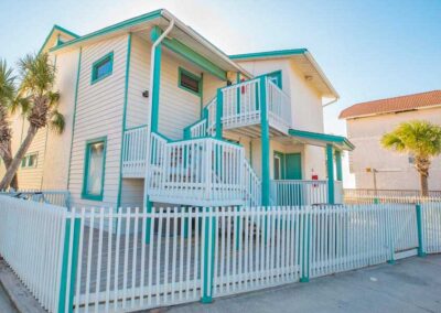 2 Bedroom Beach House 4 Doubles + Queen Sofa Sleeper (sleeps 10) 29