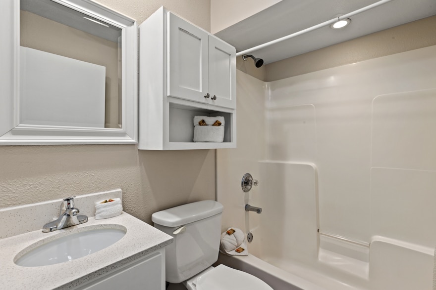 Studio-without-kitchen-Sleeps-4-King-Bed-5