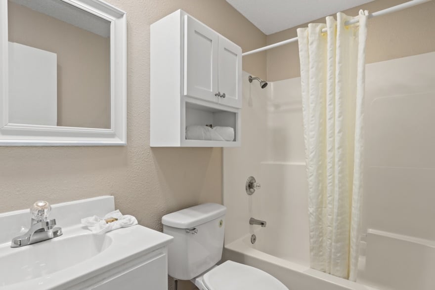 One-Bedroom-Suite-Sleeps-8-2-1